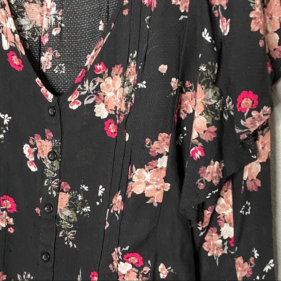Torrid pin tuck button floral Vneck top blouse 2 - Picture 6 of 10